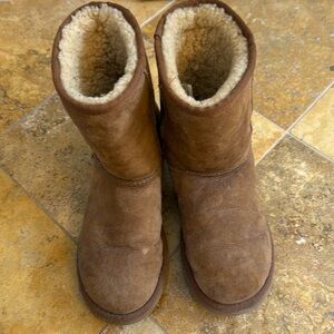 Ugg classic boots. Good condition. Size 6